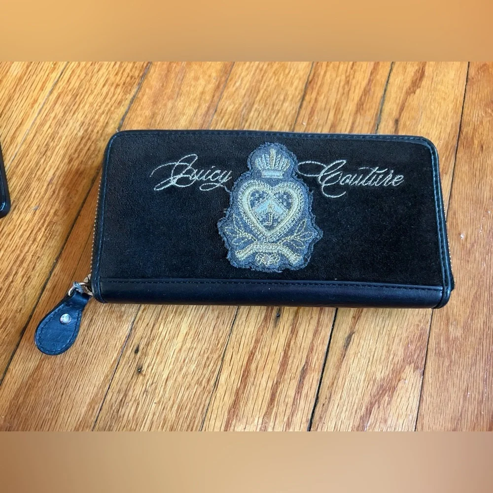 Vintage Juicy Couture Black Wallet Velour Charge It Embroidered Y2K Zip Around